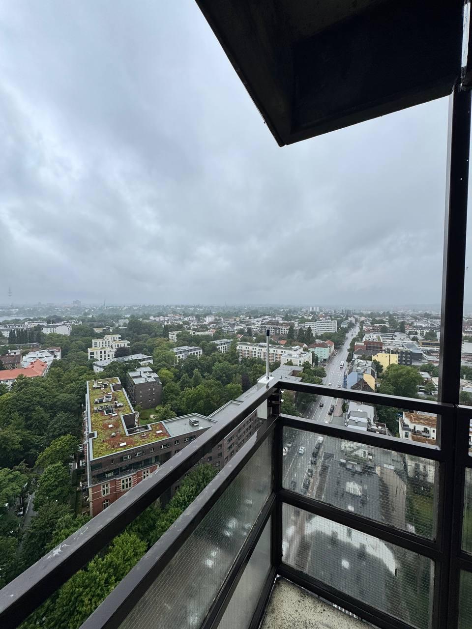 Repeater auf dem Mundsburg-Hochhaus mit Blick über Hamburg
